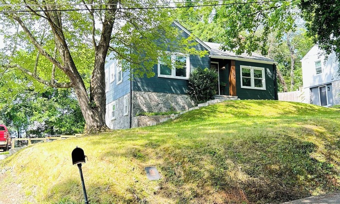 Red Bank House | Cozy 1-bedroom duplex in charming Chattanooga with WiFi, AC
