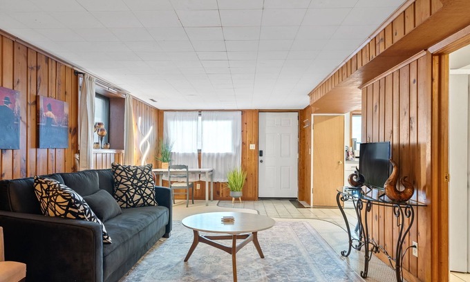 Summit - University House | Cozy 1-bedroom house in tranquil Saint Paul with AC, WiFi
