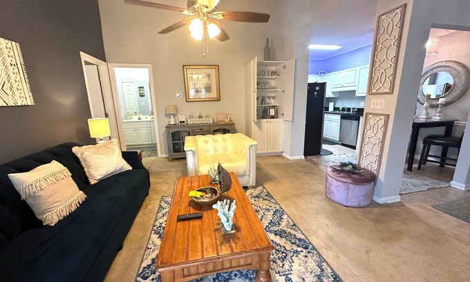 Vaught Condo | Cozy 1-bedroom in gated community filled with many amenities- blocks to beach