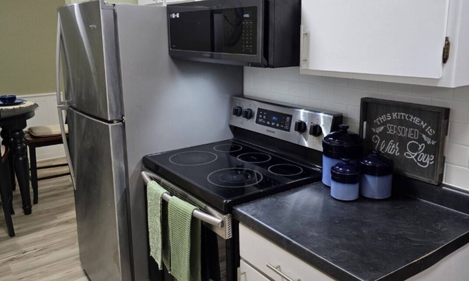 West Seventh Apartment | Cozy 1-bedroom in West 7th with WiFi, AC, sofabed, full bath and kitchen