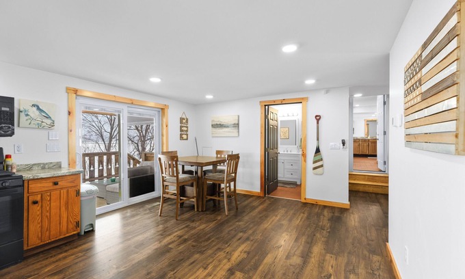 Remsen House | Cozy 1 Bedroom Lakehouse- Adjacent from Hinkley