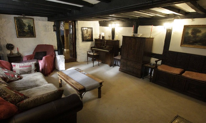 Acresford Cottage | Cozy 16th century Cottage n