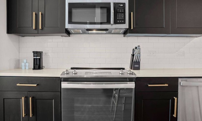 Tullamarine Apartment | Cozy 1BD – Walk to Whole Foods Midtown