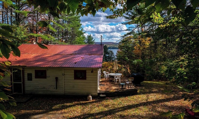 Hadley Cabin | Cozy 2-bdrm, 3-season Adirondack cabin at tranquil Great Sacandaga Lake w/WiFi