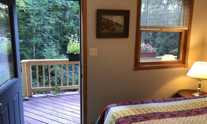 Waterford Apartment | Cozy 2 bedrm apart with full kitchen surrounded by woods 25 mins from Milwaukee