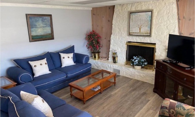 Cleora Cottage | Cozy 2 Bedroom 1 Bath Lake Front Cottage