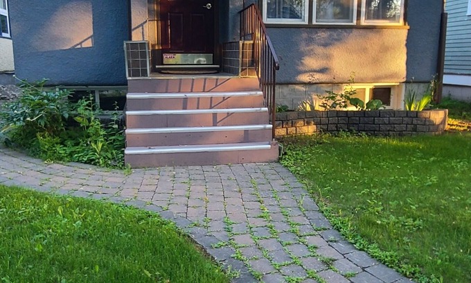 Whyte ave House | Cozy 2-Bedroom 7min Walk Distance to Hospital & UofA