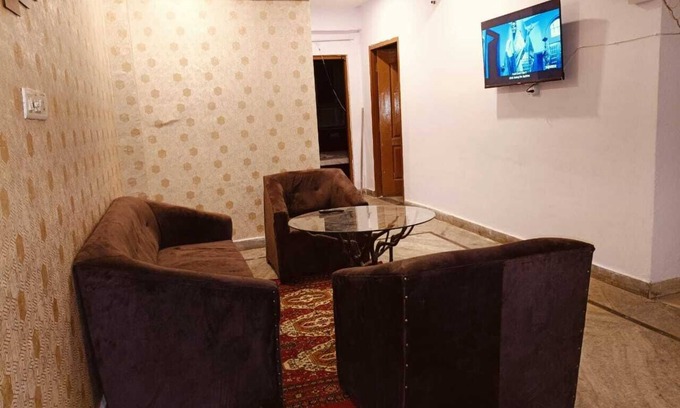 Indira Nagar Apartment | Cozy 2-bedroom apartment in tranquil Lucknow with WiFi, AC