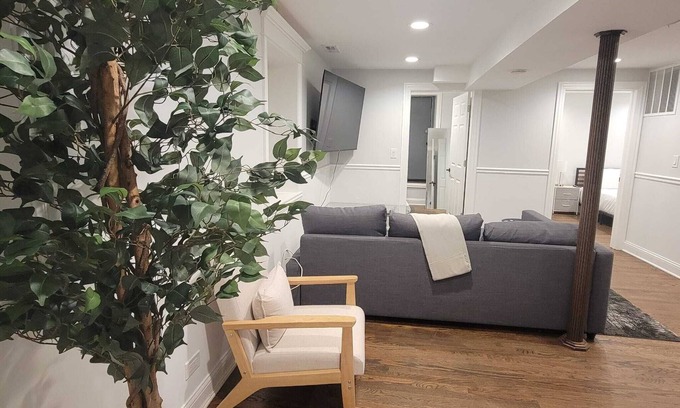 Pulaski Park Apartment | Cozy 2-bedroom apartment in welcoming Chicago in the Wicker Park area