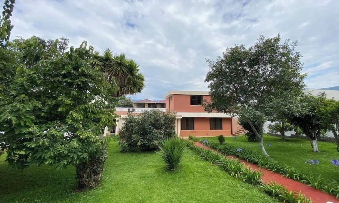 La Paz House | ★Cozy 2 bedroom Apartment ★ Large Yard ★ Paradise★