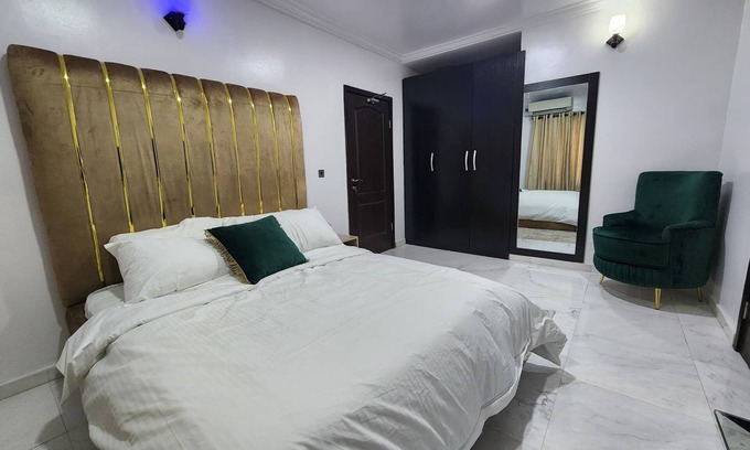 Mushin House | Cozy 2-bedroom bnb in beautiful Palmgrove Estate Ilupeju Lagos with AC & WiFi