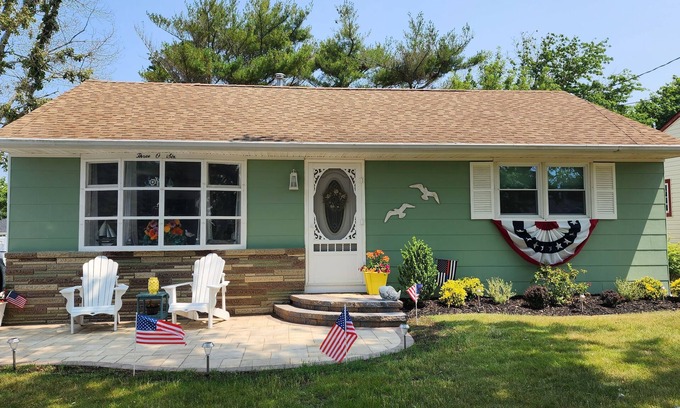 North Cape May Cottage | Cozy 2 Bedroom Cottage Close to Bay Beach