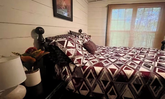 Bellepoint Cabin | Cozy 2-bedroom cabin in charming Hinton with WiFi