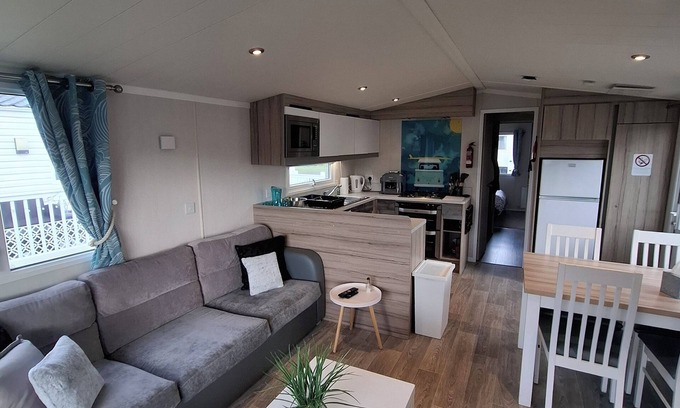 Prestonpans House | Cozy 2-bedroom caravan in welcoming SetonSands with WiFi close to the beach