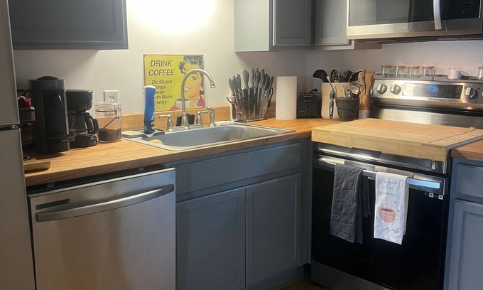 Valona Condo | Cozy 2-bedroom condo with WiFi, AC in enchanting Colonels Island, GA.