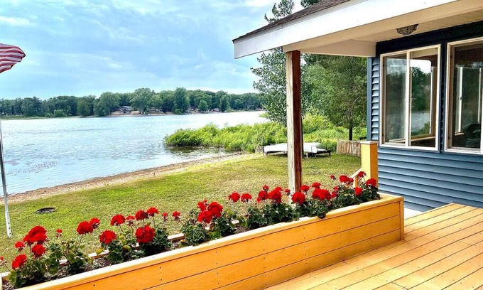 Branch House | Cozy 2 bedroom cottage, lakefront private beach