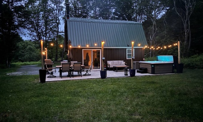 Thompson Cottage | Cozy 2-bedroom cottage with WiFi, AC, and Hot Tub on 10 acres.