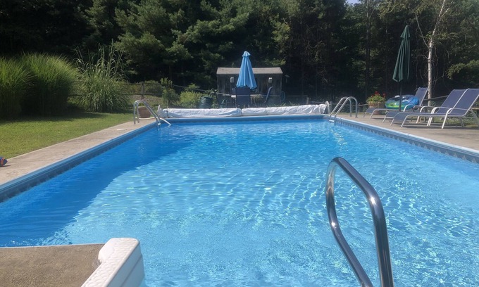 Woodstock Cottage | Cozy 2 bedroom cottage in Woodstock heated pool, mountain views,bbq,swim 🏊‍♂️ hike