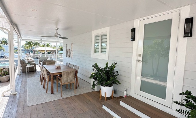 Twin Lakes House | Cozy 2-bedroom home in Key Largo with WiFi, AC & 45’ Private Docking.