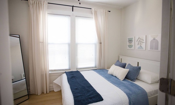 Irving Park East House | Cozy 2 Bedroom Home Near Downtown & Wrigley Field