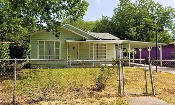 Harlandale House | Cozy 2 Bedroom Home - Mins from Downtown & Pearl