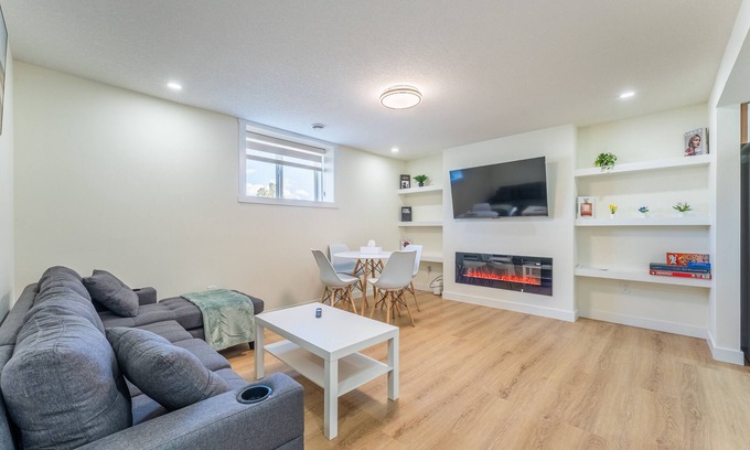 Southeast Calgary House | Cozy 2 bedroom house