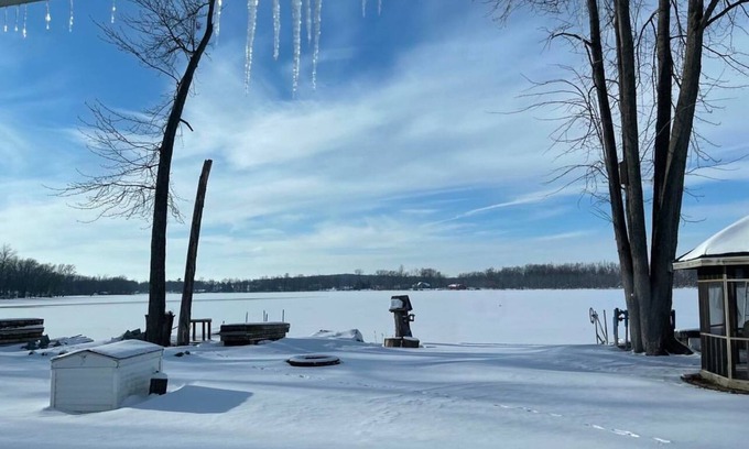 Sturgis House | Cozy 2-bedroom house in charming Sturgis with Beautiful sunsets on the lake.nn