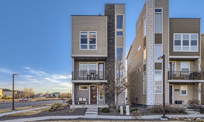 Centennial House | Cozy 2-bedroom house Rooftop Deck WiFi, AC