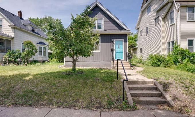 Merriam Park House | Cozy 2-bedroom House with AC and WiFi by Soccer Stadium