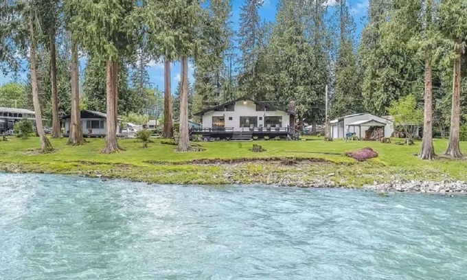 Granite Falls House | Cozy 2-bedroom riverfront house with a hot tub, AC, WiFi