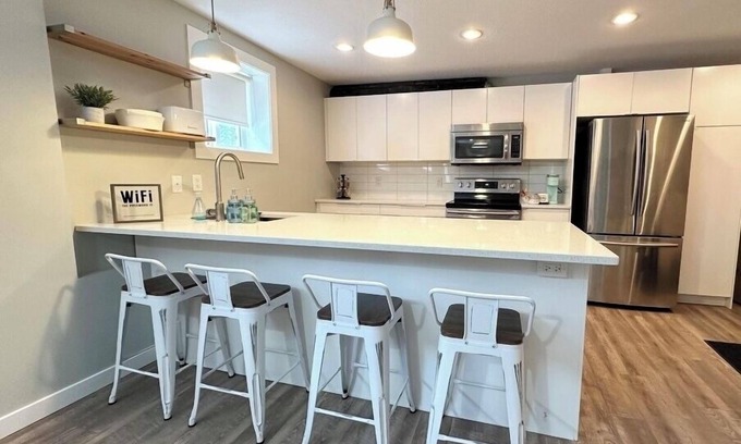 Lethbridge House | Cozy 2 Bedroom Suite Near Hiking and Parks!