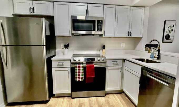 Tuckahoe House | Cozy 2-bedroom townhome in enjoyable Richmond with WiFi, AC
