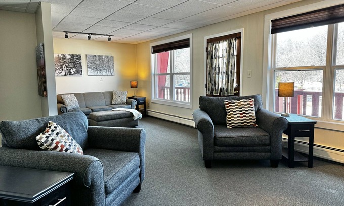 Paradise Apartment | Cozy 2-Bedroom Upstairs Apartment in Paradise