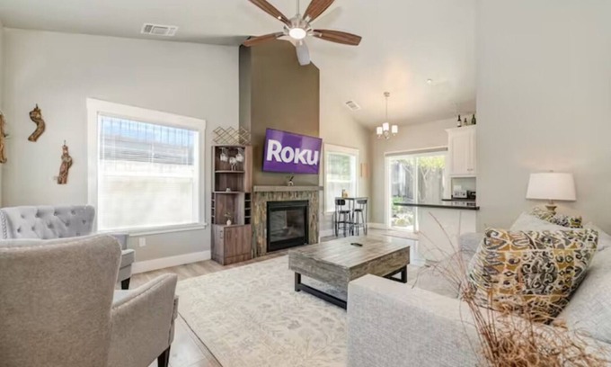 Folsom Cottage | Cozy 2-Story Cottage Near Historic Folsom!
