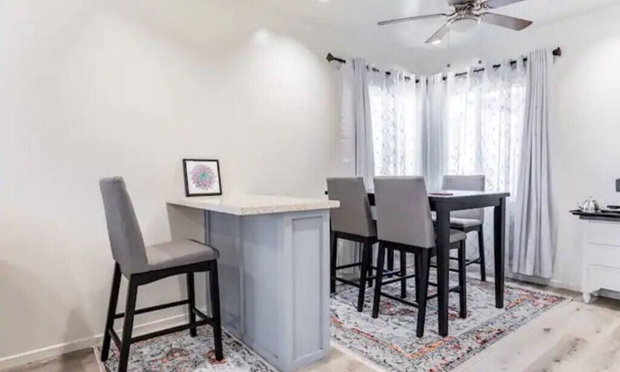 Los Angeles Apartment | Cozy 2bd/2ba residential unit with free parking