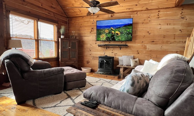 Purlear House | Cozy 2BR with AMAZING views in Buck Mountain