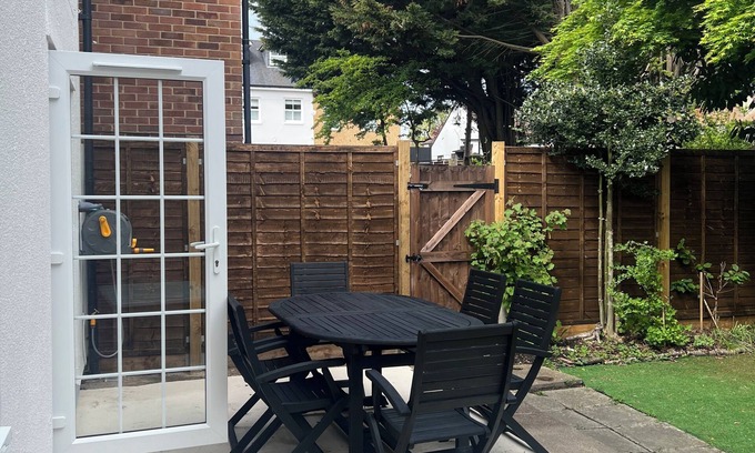 Buckhurst Hill House | Cozy 3-bed home in Buckhurst Hill, excellent for London. Commuters &Contractors.