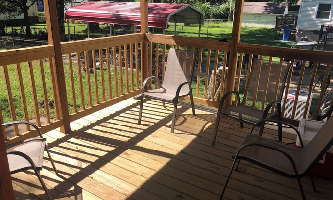 Berkeley House | Cozy 3-bedroom bungalow with WiFi, AC in welcoming St. Louis county