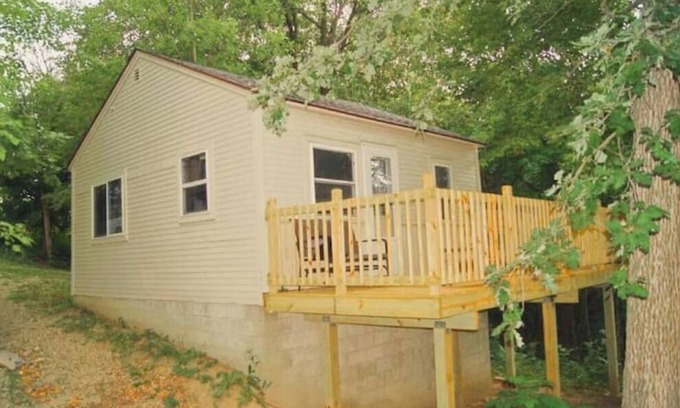 Farwell House | Cozy 3 Bedroom Cabin on Private Lake with canoe. Pet friendly!