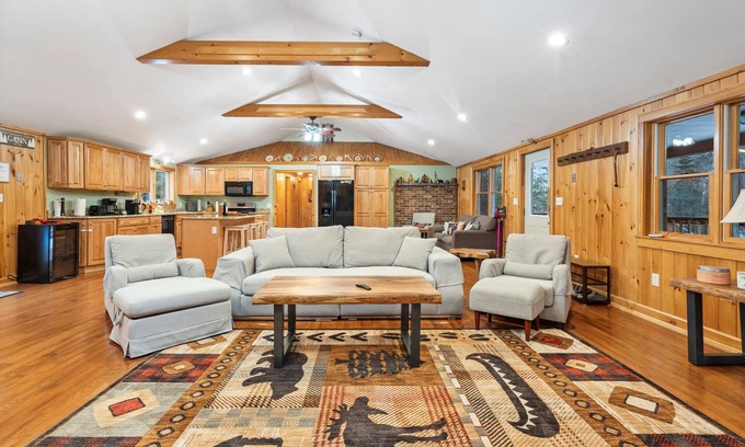 North Haverhill Cabin | Cozy 3-bedroom cabin in charming Haverhill with Hot Tub, Play Area & Fire Pit