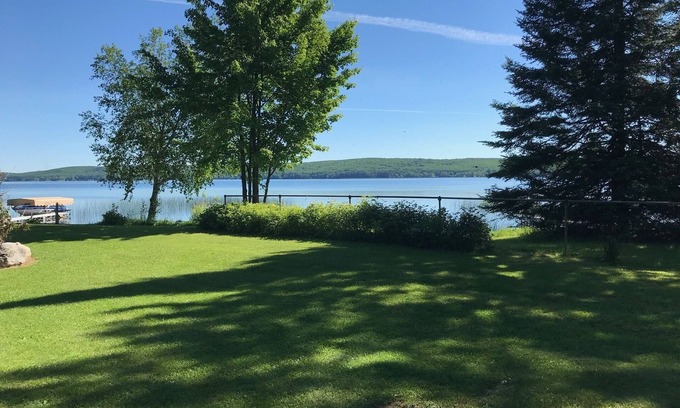 Crandon House | Cozy 3-bedroom Cottage on Metonga Lake with private dock