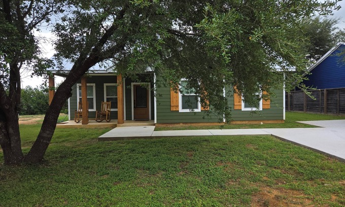Lexington Cottage | Cozy 3 bedroom country cottage in peaceful Lexington, TX