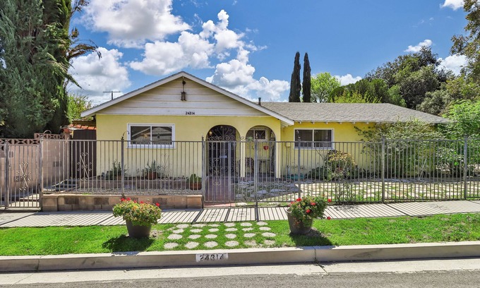 West Hills House | Cozy 3 bedroom home Ideal for Travel professional in delightful woodland hiils
