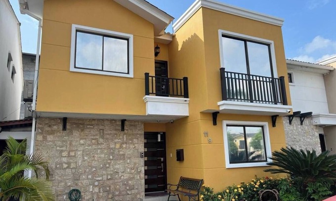 Guayaquil House | Cozy 3-bedroom house in Urbanizacion Mallorca Village en la via Samborondonn