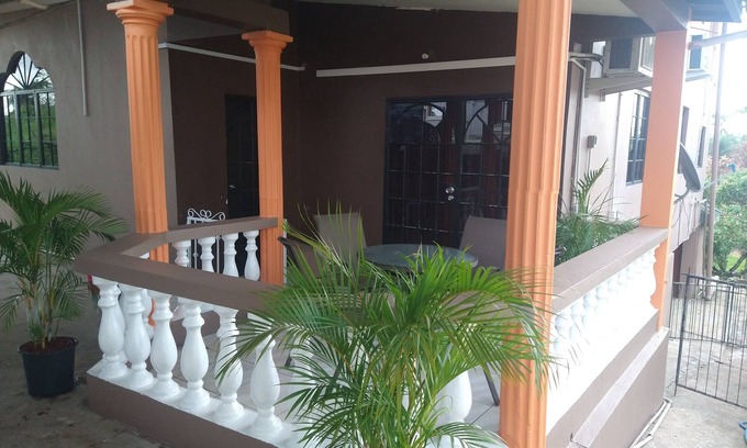 La Brea House | Cozy 3 bedroom house. Perfect for Couples, Families, Groups etc.