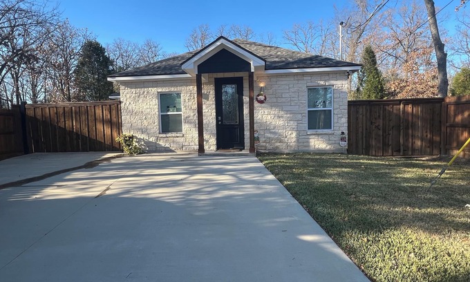 Log Cabin House | Cozy 3-bedroom house with AC and WiFi in awesome Log Cabin