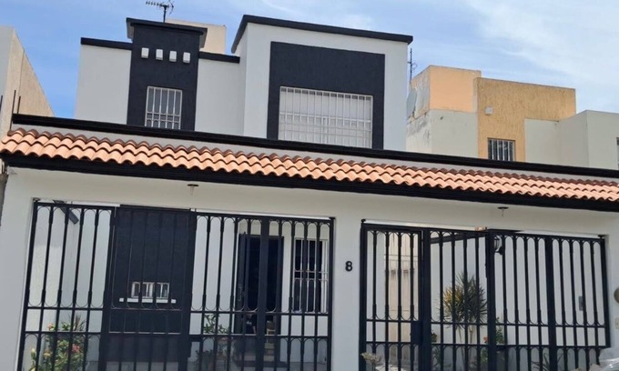 El Pueblito House | Cozy 3-bedroom Roxbury House with WiFi, AC Pet friendly.