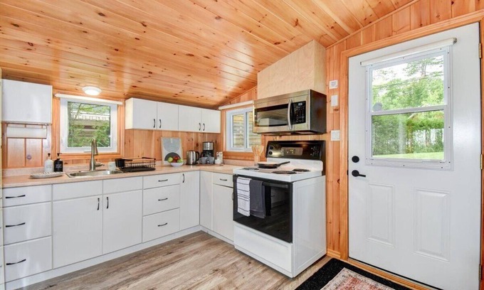 Havelock-Belmont-Methuen Cottage | Cozy 3-Bedroom Waterfront Cottage with Water Sports & Stunning Sunsets