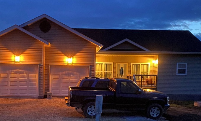 Winnipeg Beach House | Cozy 3-bedroom Year Round house in Winnipeg Beach with AC,Heat WiFi. Come relax.