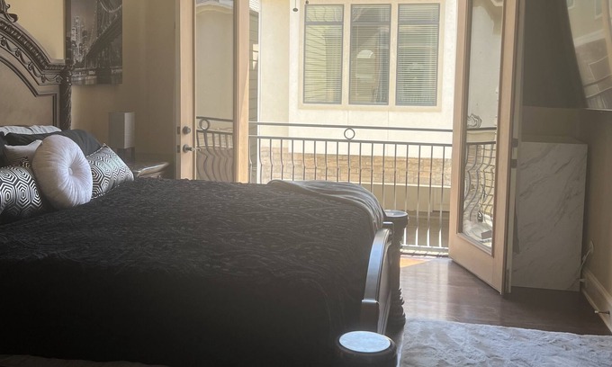 Woodlake - Briar Meadow House | Cozy 3-level Posh Galleria Townhome